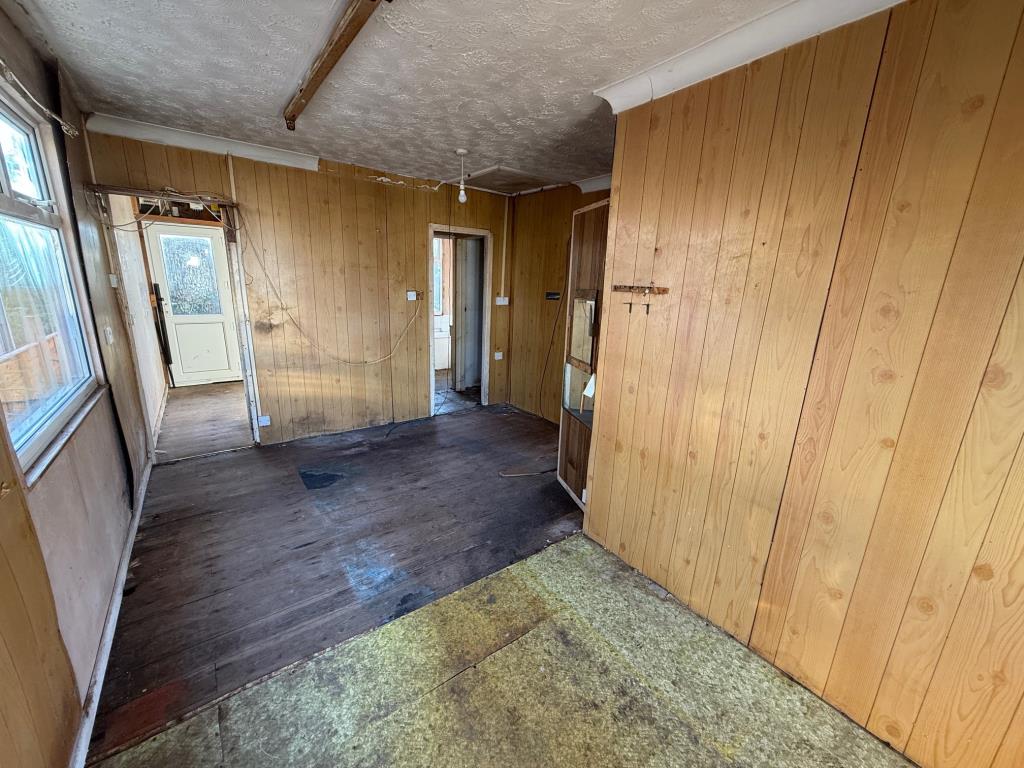 Lot: 97 - VACANT DETACHED CHALET FOR IMPROVEMENT - Living room with window to the side and rear access